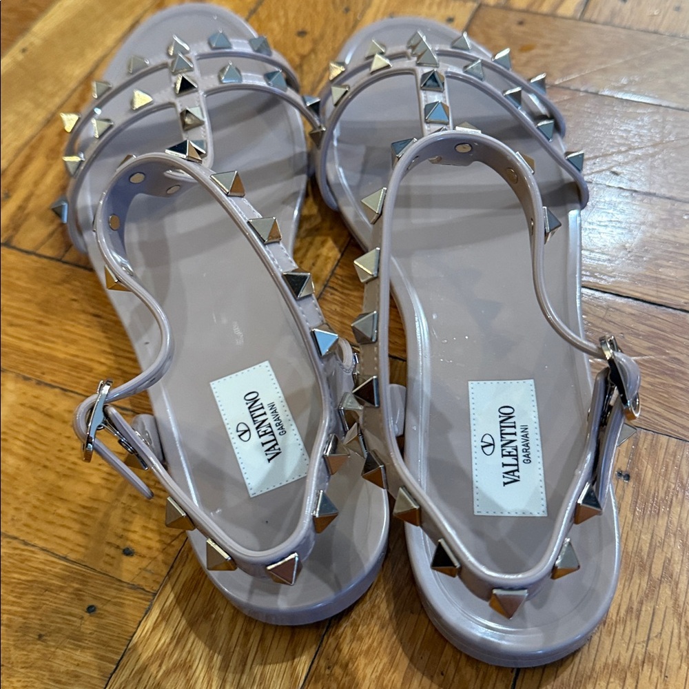 Valentino Garavani ROCKSTUD FLAT RUBBER SANDAL - Picture 5 of 6